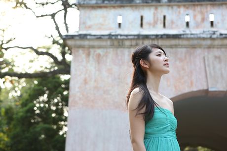 亞洲美女鈴木愛理在花園的毯子上赤裸裸