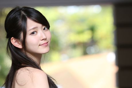 亞洲美女鈴木愛理在花園的毯子上赤裸裸