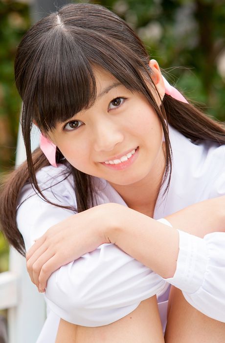 茶色の目をした日本の美女、七尾天心が野外でセクシーな体を披露