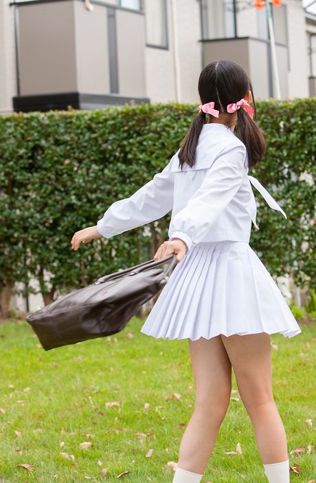 茶色の目をした日本の美女、七尾天心が野外でセクシーな体を披露