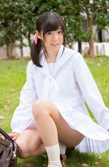 茶色の目をした日本の美女、七尾天心が野外でセクシーな体を披露