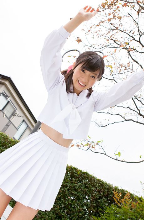 Brunøjede japanske babe Tenshin Nanao afslører sin varme krop udendørs