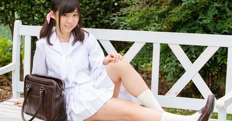 Brunøjede japanske babe Tenshin Nanao afslører sin varme krop udendørs