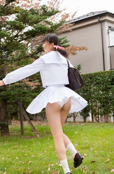 茶色の目をした日本の美女、七尾天心が野外でセクシーな体を披露