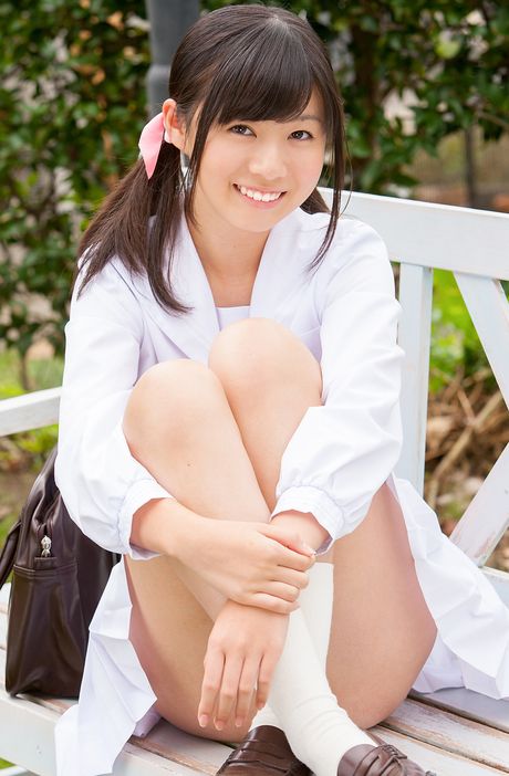 茶色の目をした日本の美女、七尾天心が野外でセクシーな体を披露