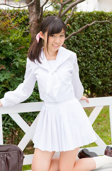 茶色の目をした日本の美女、七尾天心が野外でセクシーな体を披露