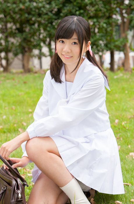 茶色の目をした日本の美女、七尾天心が野外でセクシーな体を披露