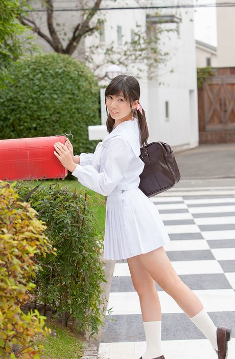 茶色の目をした日本の美女、七尾天心が野外でセクシーな体を披露