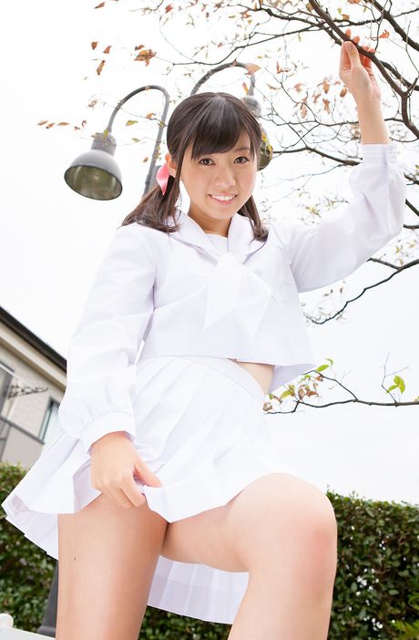 茶色の目をした日本の美女、七尾天心が野外でセクシーな体を披露