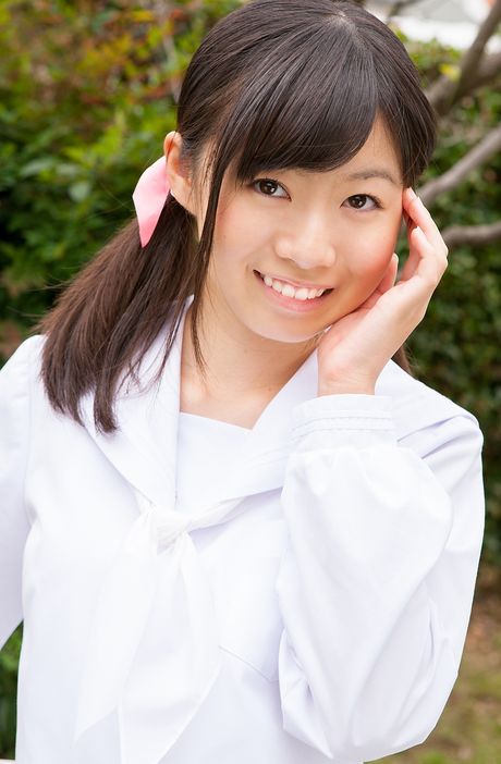 茶色の目をした日本の美女、七尾天心が野外でセクシーな体を披露