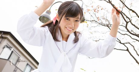 Brunøjede japanske babe Tenshin Nanao afslører sin varme krop udendørs