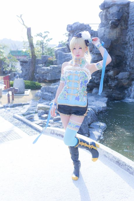 亞洲女孩 Itsuki Akira 赤身裸體，身穿黑色長靴