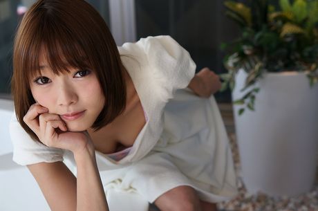 亞洲封面女郎 Ayane Suzukawa 脫下衣服，炫耀她的身材