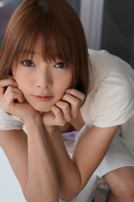 亞洲封面女郎 Ayane Suzukawa 脫下衣服，炫耀她的身材