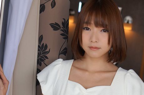 亞洲封面女郎 Ayane Suzukawa 脫下衣服，炫耀她的身材