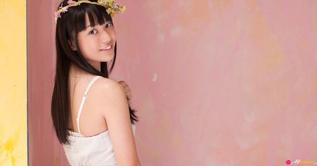 Asiatisk søde Tomoe Yamanaka fjerner sin kjole og demonstrerer sine store bryster