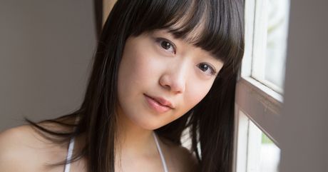 アジアのティーン西野小春が魅惑的な方法でソファの上で裸になる