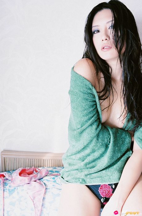 Bikinimodellen Haruna Yabuki poserer i en solo-shoot i et soveværelse