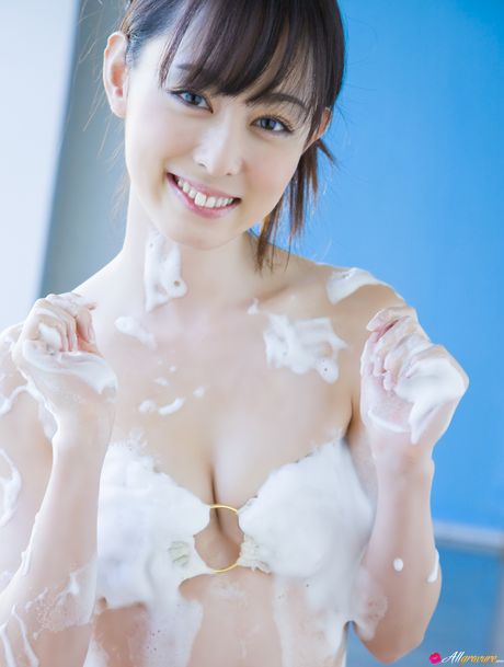 亞洲美女秋山莉娜在床上露出小胸並擺姿勢