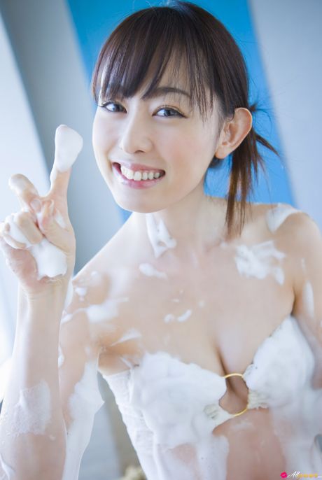 亞洲美女秋山莉娜在床上露出小胸並擺姿勢