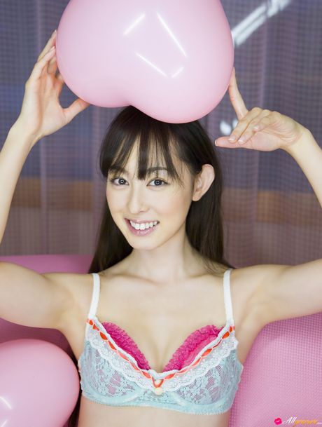 亞洲美女秋山莉娜在床上露出小胸並擺姿勢