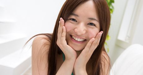 亞洲美女山中真由美脫下比基尼，展現她天然的乳房