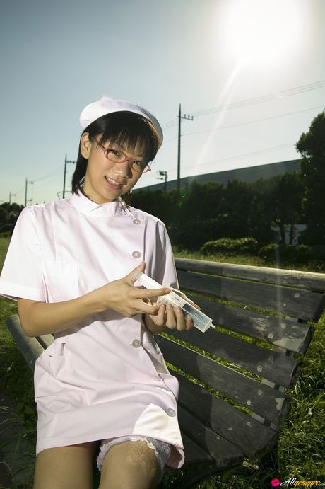 アジア人女子高生の時戸亜美がメガネを外してありのままの姿を披露