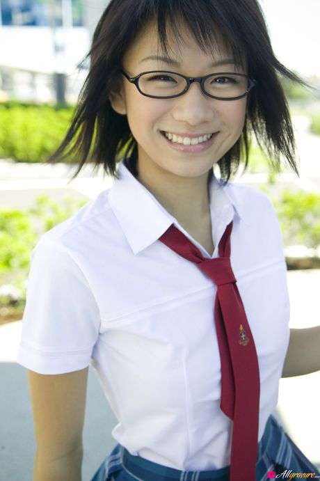 アジア人女子高生の時戸亜美がメガネを外してありのままの姿を披露