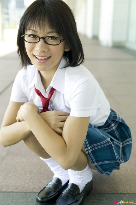 アジア人女子高生の時戸亜美がメガネを外してありのままの姿を披露