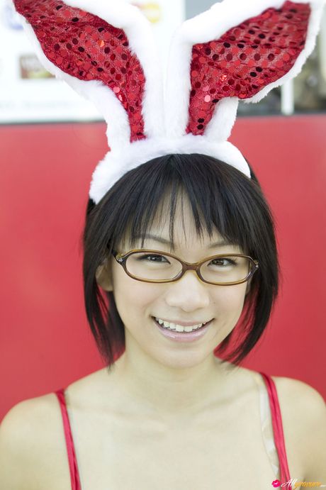 アジア人女子高生の時戸亜美がメガネを外してありのままの姿を披露