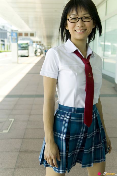 アジア人女子高生の時戸亜美がメガネを外してありのままの姿を披露