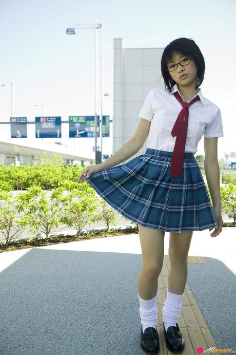 アジア人女子高生の時戸亜美がメガネを外してありのままの姿を披露