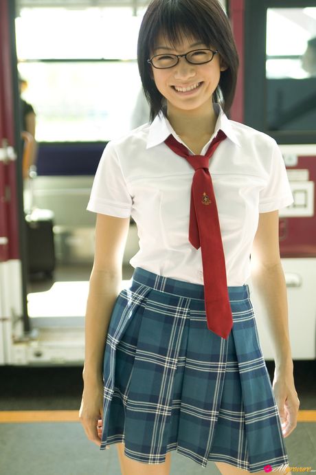 アジア人女子高生の時戸亜美がメガネを外してありのままの姿を披露