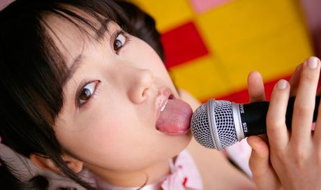 素晴らしい日本のティーン伊藤遥がストッキングを脱いでセクシーな体を披露