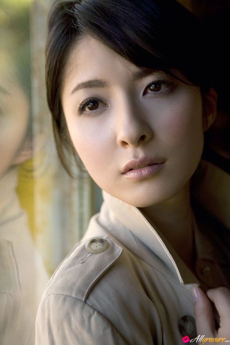 Asiatisk pige Rina Mastsuki viser sine små bryster frem og poserer i en kimono