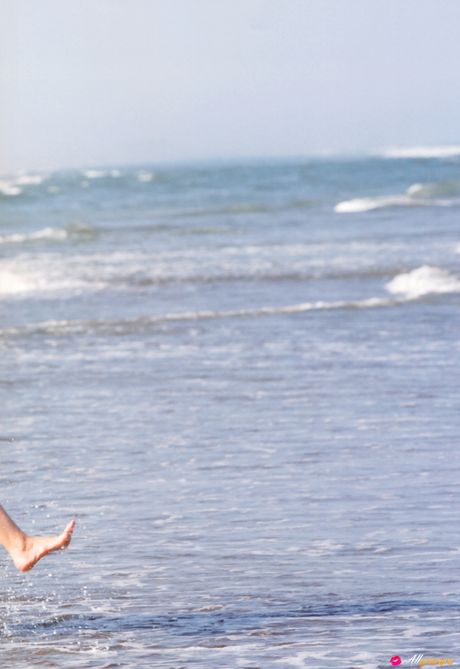 天使般的日本少女杉原杏璃展示她巨大的乳房，並在獨奏中全裸亮相