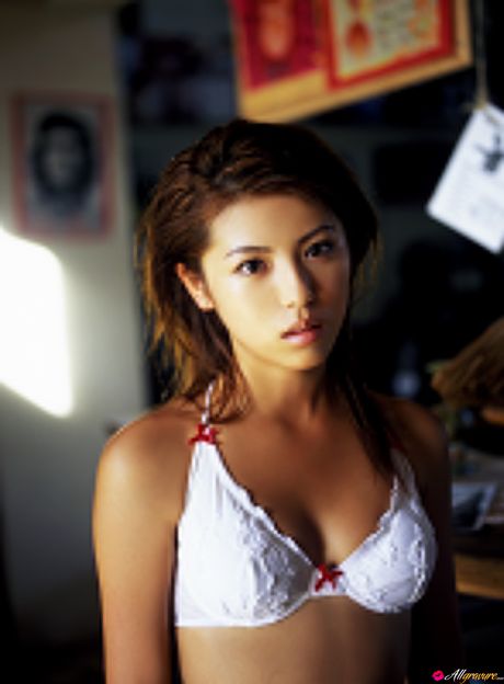 令人陶醉的日本美女 Chinatsu Wakatsuki 展示她的小乳房並在戶外暴露她的身體