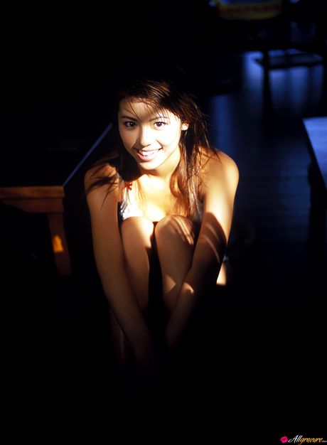 令人陶醉的日本美女 Chinatsu Wakatsuki 展示她的小乳房並在戶外暴露她的身體