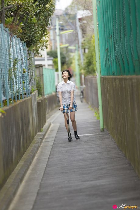 Asiatisk babe Maimi Yajima præsenterer sine små bryster og poserer i parken