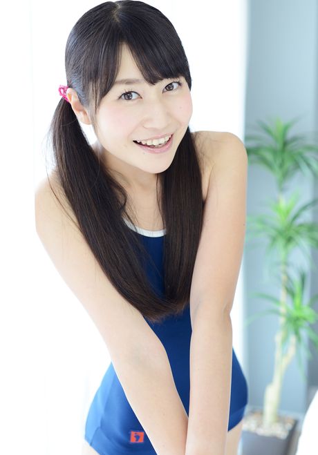 素晴らしい日本のティーン、シズカ・カウアマラが水着を脱いでおっぱいを見せる