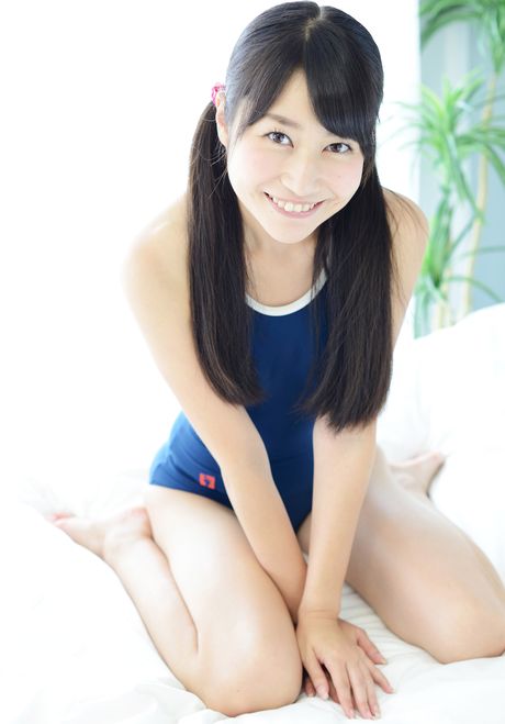 素晴らしい日本のティーン、シズカ・カウアマラが水着を脱いでおっぱいを見せる