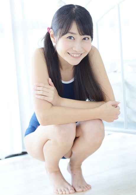 素晴らしい日本のティーン、シズカ・カウアマラが水着を脱いでおっぱいを見せる