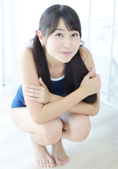 素晴らしい日本のティーン、シズカ・カウアマラが水着を脱いでおっぱいを見せる