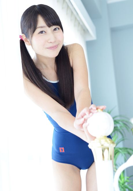 素晴らしい日本のティーン、シズカ・カウアマラが水着を脱いでおっぱいを見せる