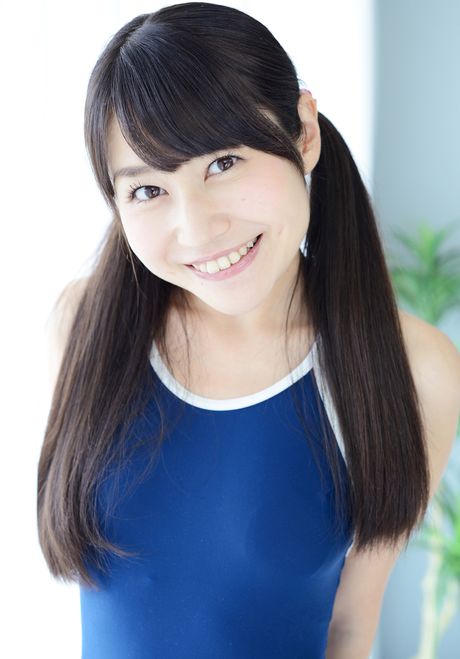 素晴らしい日本のティーン、シズカ・カウアマラが水着を脱いでおっぱいを見せる