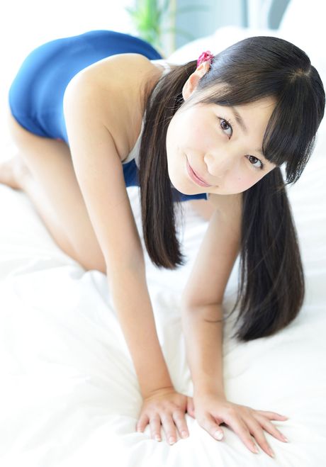 素晴らしい日本のティーン、シズカ・カウアマラが水着を脱いでおっぱいを見せる