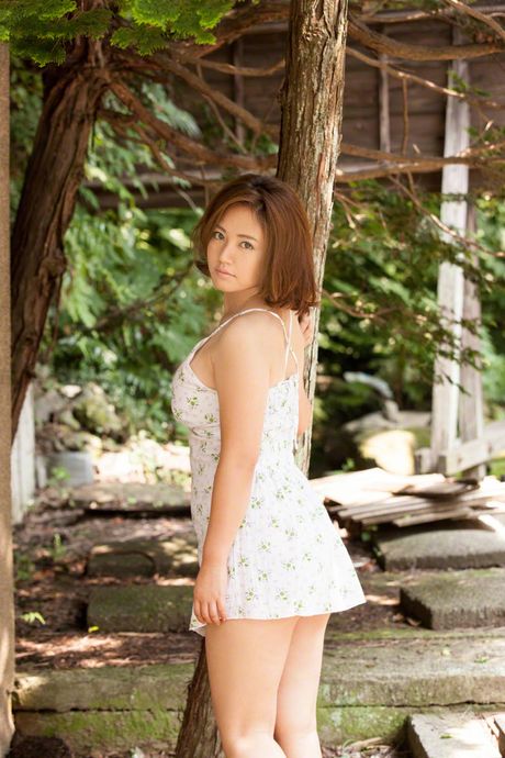 棕色眼睛的日本寶貝 Sayaka Isoyama 脫衣並獨自擺姿勢