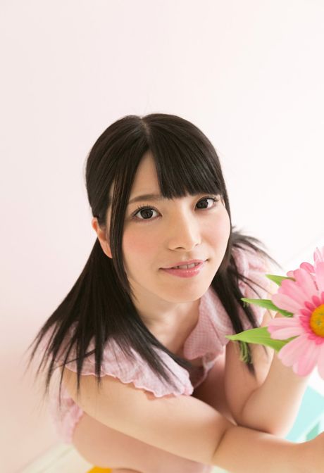 亞洲封面女郎上原亞衣在床上展示她美麗的乳房和裸露的身體