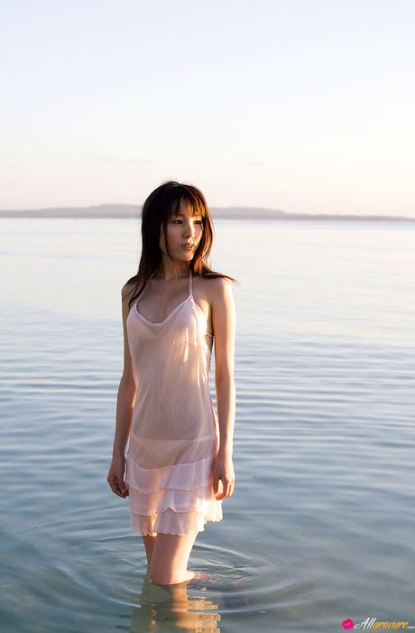 棕眼日本美女 Minami Matsumaka 展示她的大奶和屁股