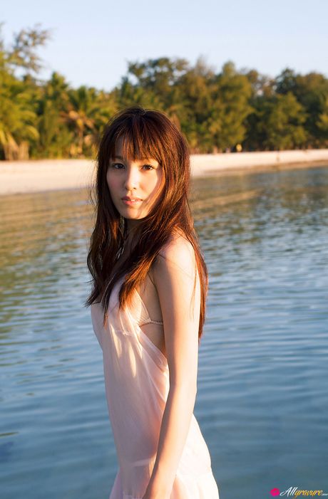 棕眼日本美女 Minami Matsumaka 展示她的大奶和屁股